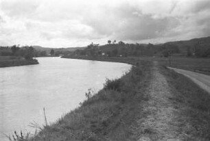 Eingedeichter Fluss : Flusslandschaft mit Deich und Straße
