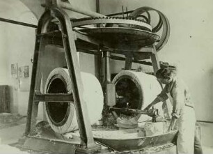 Porzellanmanufaktur Meißen : Porzellanmanufaktur Meißen. Masseschlagmaschine