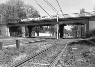 Dresden-Klotzsche. Eisenbahnbrücke über die Königsbrücker Landstraße (Fahrbahn und eingleisige Straßenbahnstrecke in Randlage)