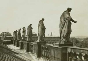 Dresden, Hofkirche : Dresden. Katholische Hofkirche. Attikafiguren