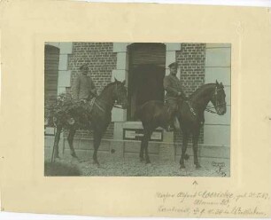 Major Alfred Moericke und Begleiter in Uniform mit Mütze, beide zu Pferd vor Gebäude