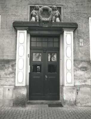 Dresden-Pieschen, Hubertusstraße 44 b/44. Doppelwohnhaus (1912). Portal (Nr. 44 b)