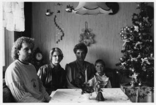 Familie M. im Wohnzimmer (Krankenschwester, Sohn Berufskraftfahrer, Tochter Krankenschwesterlehrling)
