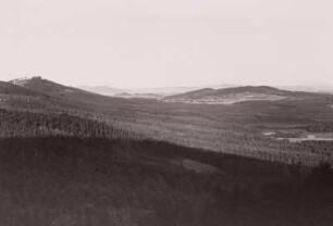 Lausitzer Bergland. Czorneboh-Zug. Blick vom Czorneboh-Gipfel über Hochstein und Kötzschauer Berg gegen den Löbauer Berg