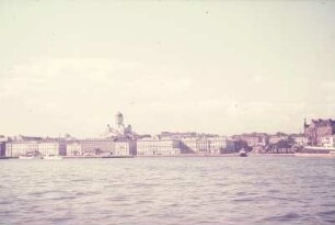 Reisefotos Finnland. Helsinki. Blick vom Passagierschiff in der Bucht vor Helsinki auf die Stadt mit Dom