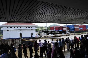 Miraflores-Kanalschleuse mit Containerschiff "Hanjin San Francisco" : Am 80 km langen Panama-Kanal vom Atlantik zum Pazifik können Besucher in der Miraflores-Schleuse die Durchfahrt großer Containerschiffe beobachten. Aufgenommen am 15. September 2011