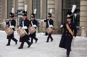 Stockholm - Wachaufzug am Schloss : Trommler der Svea Livegarde vor dem Königlichen Schloss, aufgenommen 2006 in Stockholm