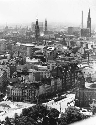 Hamburg, Stadtansicht : Hamburg. Blick vom Hotel Loew's Plaza in Richtung Rathaus und den Hauptkirchen St. Katharien und St. Nikolai.