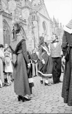 Freiburg: Münsterplatz; Trachtengruppe