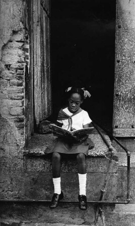 Kuba 1981. Kind in Pionierkleidung in der Altstadt von Santiago de Cuba