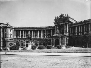 Hofburg : Festsaaltrakt, Neue Burg, Corps de Logis und Äußeres Burgtor. Im Vordergrund das Reiterstandbild Erzherzog Karl