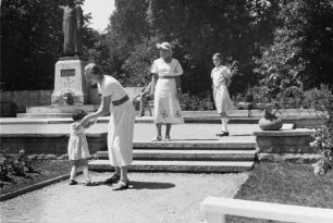Privataufnahmen. Bad Wörishofen. Die Schwester Gretl des Fotografen und Spaziergängerinnen mit kleinem Mädchen bei der Denkmalsanlage für Sebastian Kneipp am Denkmalplatz
