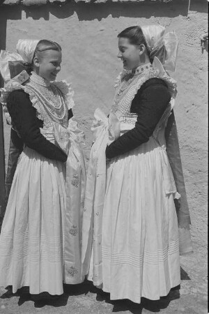 Mädchen als Brautjungfern in sorbischer katholischer Tracht. : Družce na kwasu w čornym pjezlu.