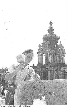 Dresden, Zwinger. Professor Arthur Frenzel, Chef der Zwingerbau-Hütte, mit Bildhauer Albert Braun und Fritz Sittner, 1955/57