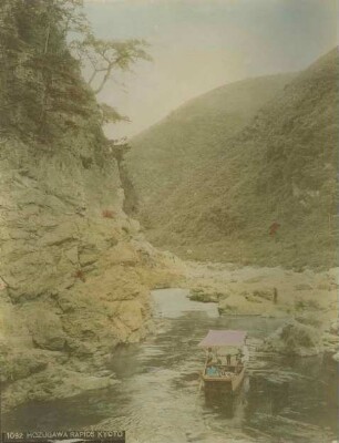 Stromschnelle mit Boot am Hosogawa-Fluß
