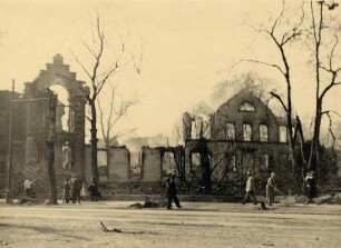 Zerstörungen Zweiter Weltkrieg. Beiertheimer Allee, Nähe Kriegsstraße