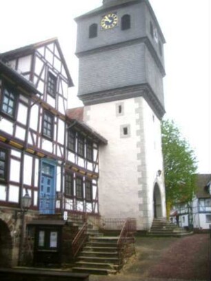 (Kirche Sankt Nikolai)-Ansicht von Nordwesten mit Torturm (Kampanile mit verschiefertem Obergeschoß sowie Glockenstube) und Fachwerk-Gebäude im Nordwesten