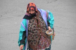 Bettlerin in der Innenstadt von Rom : Verhüllte Frau bettelt in Rom, aufgenommen 2004