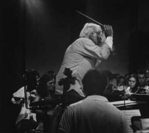 Leonard Bernstein (1918-1990; Pianist, Komponist, Dirigent) beim Dirigieren. Salzau, 1986