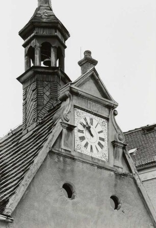 Dohna-Gamig, Gamig 2. Gut Gamig. Altes Schloß (16. Jh.). Dacherker mit Uhr (bez. 1884) und Dachreiter
