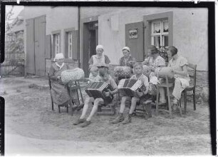 Klöppelnde Frauen und musizierende Kinder vor den Haus der Anna Blechschmidt in Bermsgrün : Klöppelnde Frauen und musizierende Kinder vor den Haus der Anna Blechschmidt in Bermsgrün
