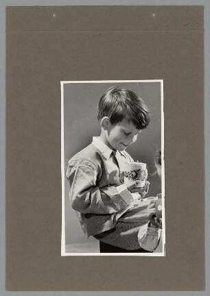 Portrait eines Jungen mit Tasse