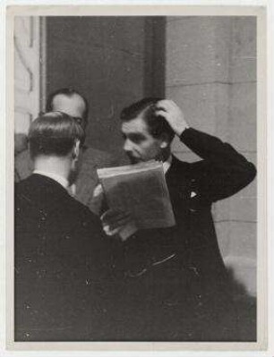 Anthony Eden und Józef Beck während eines Treffens im Völkerbund in Genf. Mitte: Oberst Józef Beck (Polen), rechts: Anthony Eden, von hinten: Walters (britischer Untersekretär im Völkerbund)