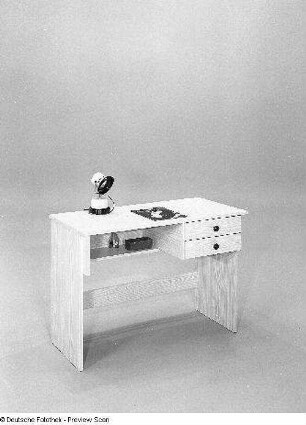Schreibtisch (Modell 822)