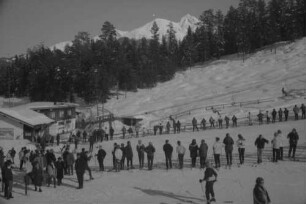 Seefeld: Anstehschlange beim Skilift