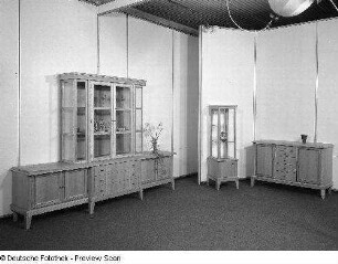 Anrichte : Wohnzimmermöbel (1983; VEB Möbelkombinat Berlin (MKB)). Ansicht mit Vitrinenschränken und Anrichte