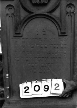 Grabstein 2092 (Index: 100097012) Maße HxBxT: 206x60x19 cm Symbolik: Blumenkranz: Grabstein 2092 (Detailaufnahme 1)
