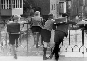 Otterndorf. Niedersachsen. Kinder schauen von einer Brücke