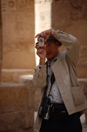 Tourist im Säulensaal des Amun-Tempels von Karnak, Luxor