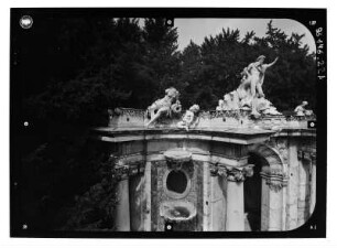 Potsdam. Park Sanssouci. Neptungrotte (1751-1757; G. W. Knobelsdorff, Erneuerung 1841 und 1898 / 1754-1760; J. P. Benkert). Außenansicht