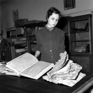 Marburg, Bismarckstraße 32. Archivschule. Restaurierung. Präsentation beschädigter und restaurierter Akten