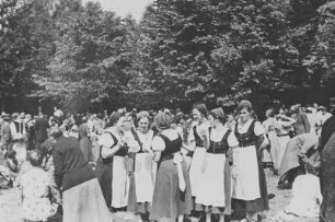 Volkskunstgruppe aus dem Erzgebirge - nach dem Auftritt : Volkskunstgruppe aus dem Erzgebirge