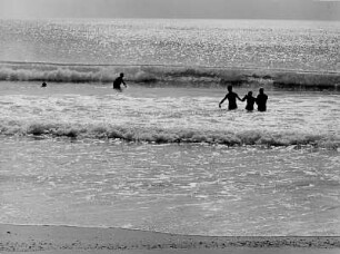 Urlaub in Frankreich 1956. Ein Bad an der Atlantikküste bei Mimizan
