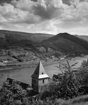 Hirschhorn (Neckar). Stadtteilansicht mit ehemaliger Klosterkirche Sankt Mariä Verkündigung. Blick über den Neckar