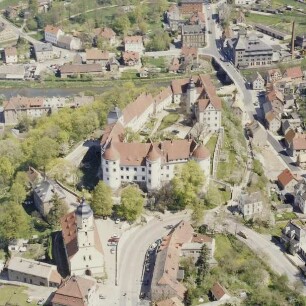 Nossen. Stadtkirche (1565; A. Lorentz) und Schloß (erste Erwähnung 1180). Blick über Dresdner Straße und Freiberger Mulde. Luftbild-Schrägaufnahme von Westen
