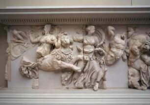Pergamonaltar, Südfries - Ausschnitt: Göttermutter Rhea / Kybele greift als Löwenreiterin in den Kampf ein, links oben der Adler des Zeus