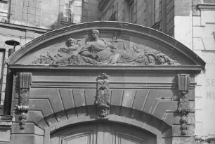 Justitia mit einem Putto