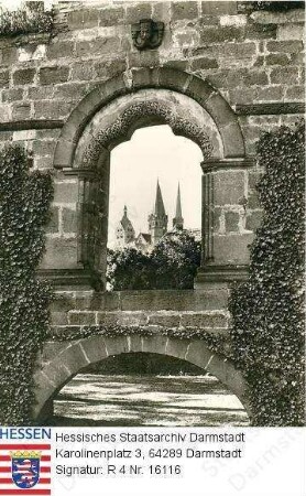 Gelnhausen, Kaiserpfalz (um 1210) / Tür zum großen Saal des Palas mit Durchblick auf die Marienkirche