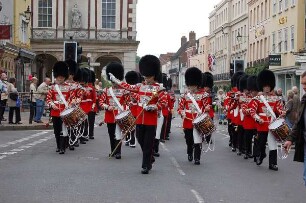 Windsor bei London - Garde marschiert : Marsch der Königlichen Garde durch Windsor zum Schloss, aufgenommen am 15. Mai 2006
