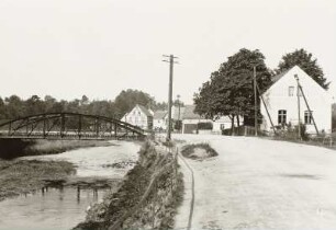 Großschirma_Rothenfurth. Brücke (Fußgängerbrücke?) über die Freiberger Mulde. Ansicht mit Wohnhäusern