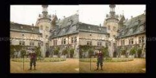 Schlosshof mit Wendelstein, Grünanlagen und Landsknecht