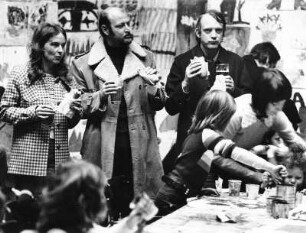 Hamburg-Altona. Kultur- und Kommunikationszentrum "Altona". Hier treffen sich junge Menschen zur gemeinschaftliche Freizeitgestaltung. Erwachsene essen während Kinder malen
