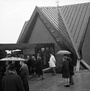 Rethwischdorf: Kirchberg: Christuskirche: Einweihung und Widmung zur Autobahnkirche: Außenansicht: davor Besucher des Gottesdienstes
