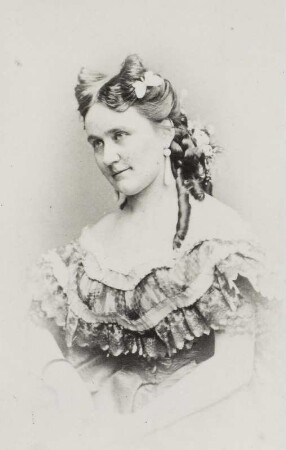 Porträt Lilla Buliovsky (1834-1909; Schauspielerin). Albuminabzug auf Karton (Carte-de-visite mit Atelieraufdruck recto)