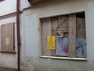 Aschersleben - Bauruine im Zentrum : Dieses Gebäude ist nicht die einzige Bauruine in der Innenstadt, Häuser in ganzen Straßenzügen sind vom Verfall bedroht. Aufgenommen am 30. Mai 2004 in Aschersleben