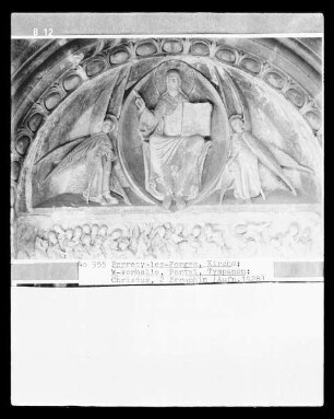 Westportal mit Christus als Pantokrator und Passionsszenen — Christus in der Mandorla, flankiert von zwei Seraphim